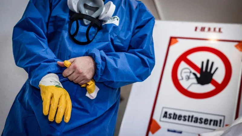 Mann im Schutzanzug zum Schutz vor Asbestfasern